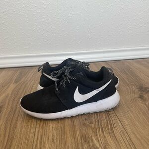 Black and white Nike sneakers in size 7.5